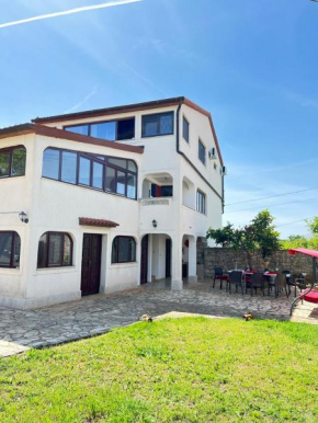 Apartments and rooms Murage 2369